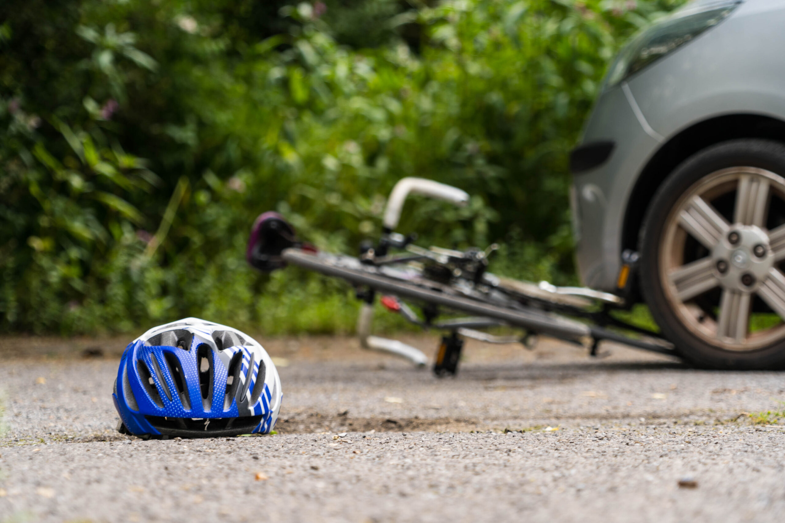 Vélo coincé sous une voiture après un accident de la circulation