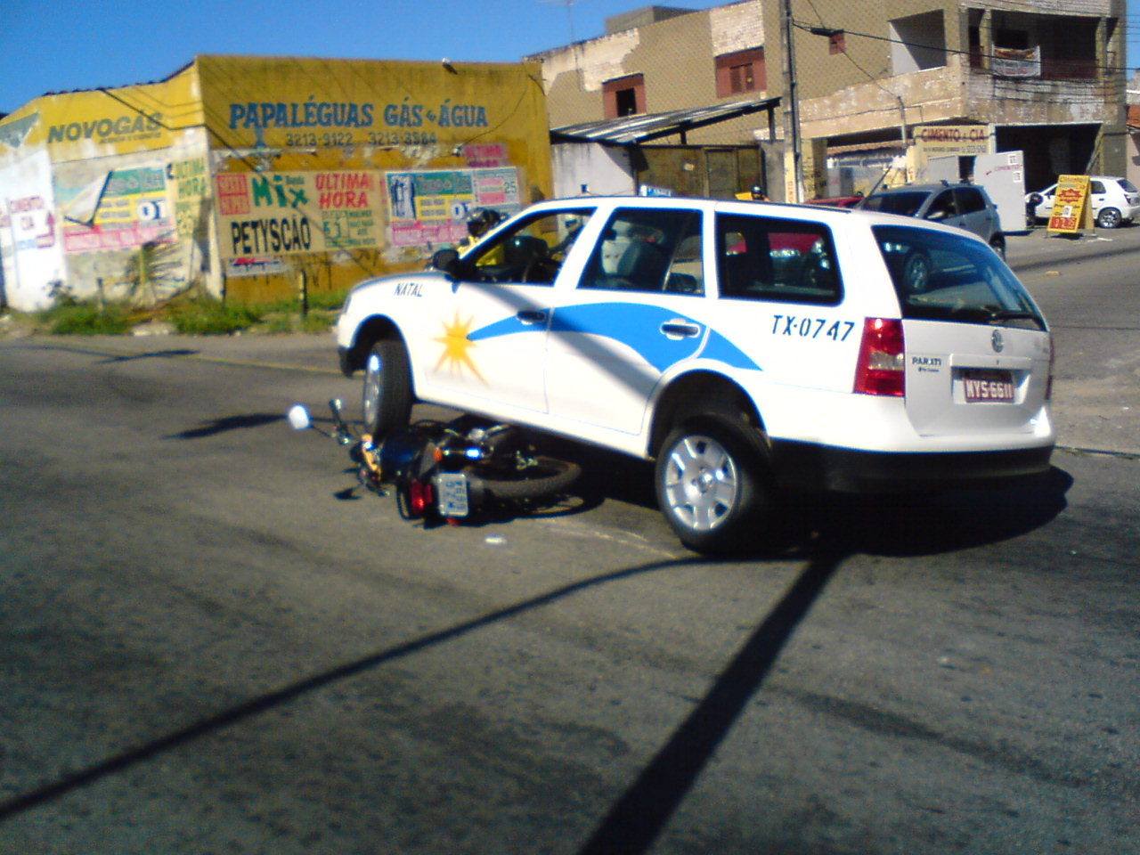Voiture immobilisée au-dessus d’une moto après une collision routière